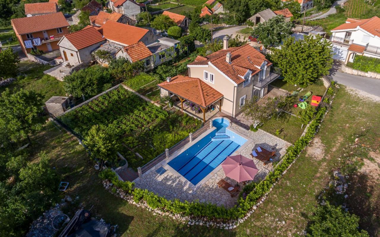 Holiday Home Memories And Joy Имотски Екстериор снимка